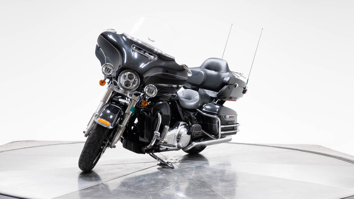 2015 HARLEY-DAVIDSON FLHTK Ultra Limited in Vivid Black with 19297 miles - Photo 8