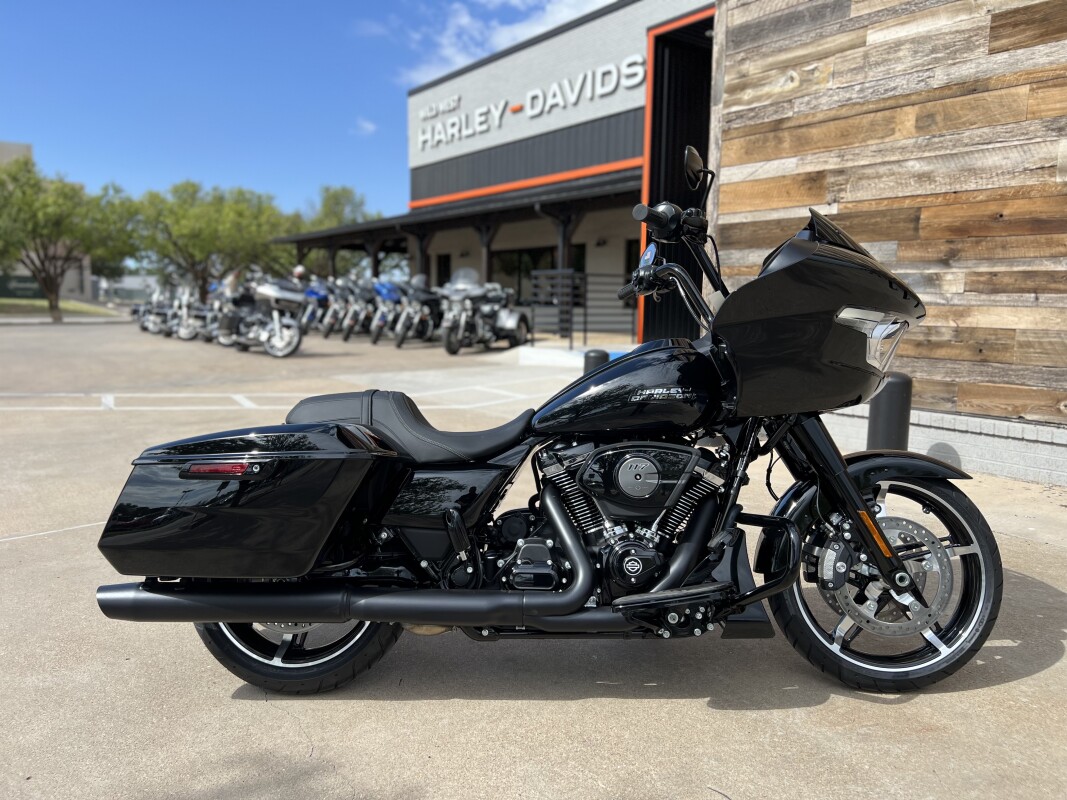 2025 Harley-Davidson Road Glide Vivid Black - Black Finish