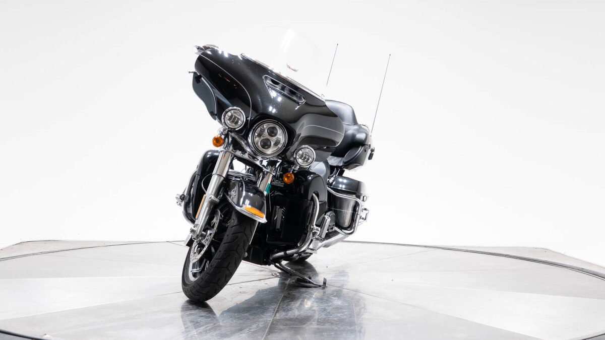 2015 HARLEY-DAVIDSON FLHTK Ultra Limited in Vivid Black with 19297 miles - Photo 7
