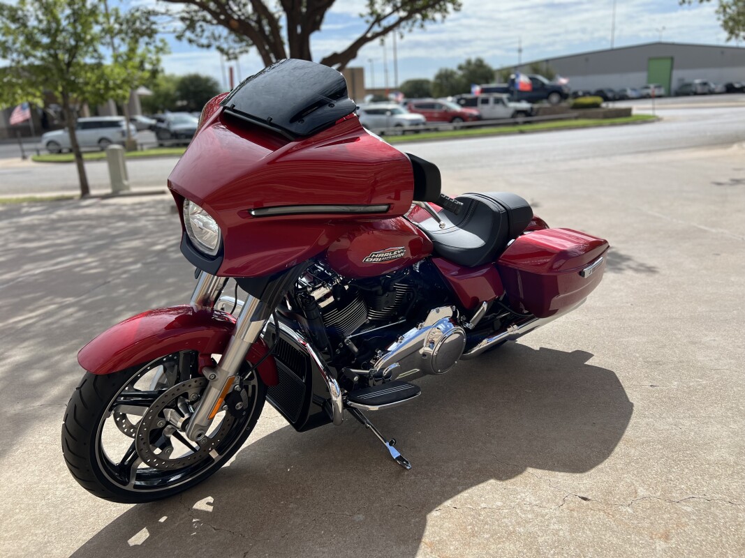 2025 Harley-Davidson Street Glide Brilliant Red - Photo 4