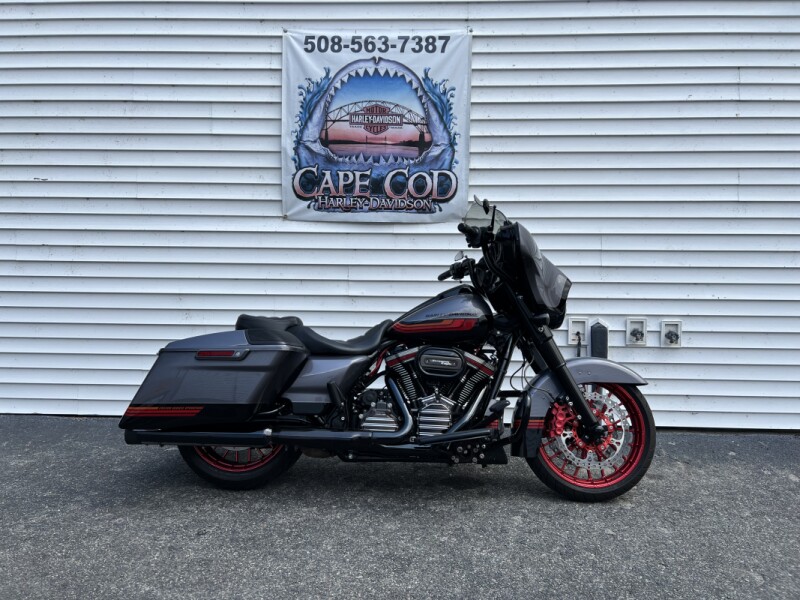 2020 Harley-Davidson® CVO™ Street Glide® Smoky Gray & Black Hole