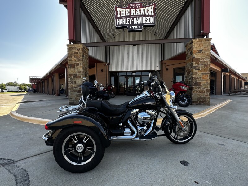 2016 Harley-Davidson® Freewheeler® VIVID BLACK