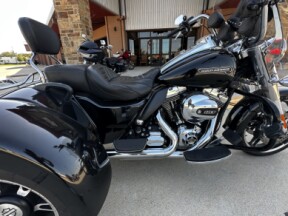 2016 Harley-Davidson® Freewheeler® VIVID BLACK thumb 3