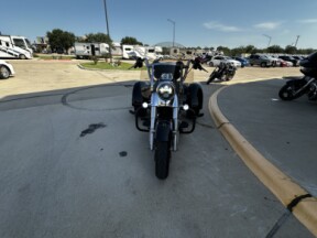2016 Harley-Davidson® Freewheeler® VIVID BLACK thumb 0