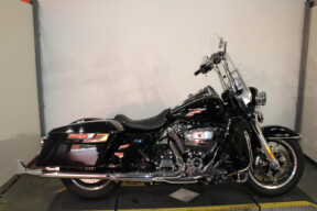 2017 Harley-Davidson Police Road King FLHP thumb 2