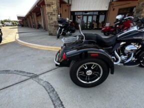 2016 Harley-Davidson® Freewheeler® VIVID BLACK thumb 1