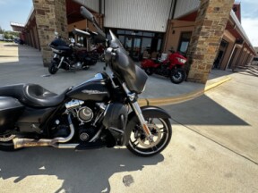 2016 Harley-Davidson<sup>®</sup> Street Glide® Special Black Denim thumb 2