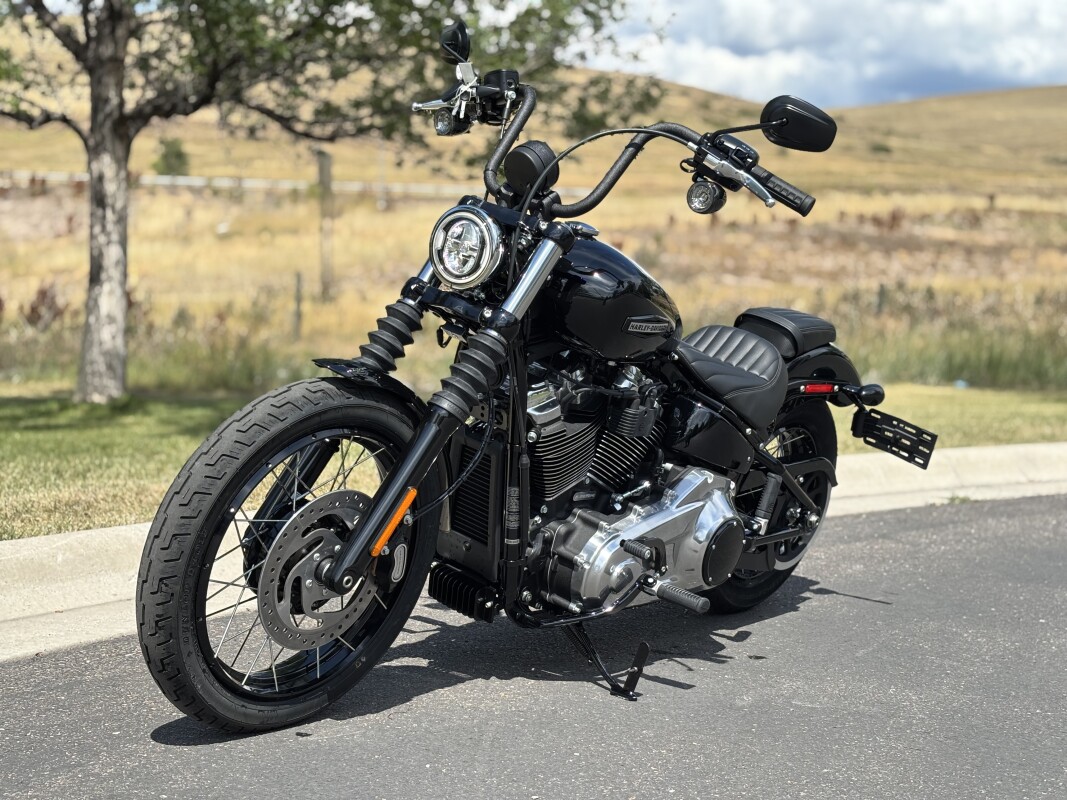 2025 Harley-Davidson Street Bob Vivid Black w/Laced Wheels - Photo 5