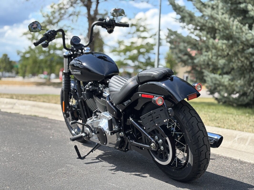 2025 Harley-Davidson Street Bob Vivid Black w/Laced Wheels - Photo 6