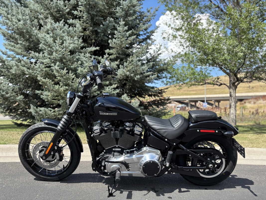 2025 Harley-Davidson Street Bob Vivid Black w/Laced Wheels - Photo 4