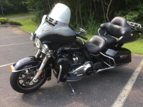 2018 Harley-Davidson® Ultra Limited Vivid Black thumb 3