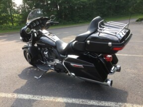 2018 Harley-Davidson® Ultra Limited Vivid Black thumb 2