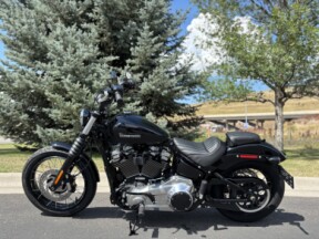 2025 Harley-Davidson® Street Bob® Vivid Black w/Laced Wheels thumb 1