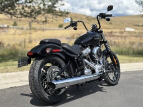 2025 Harley-Davidson® Street Bob® Vivid Black w/Laced Wheels thumb 2