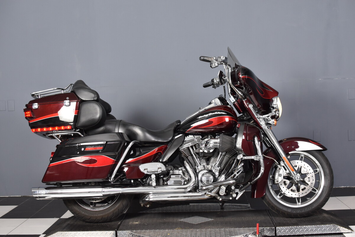 2013 Harley-Davidson® CVO™ Ultra Classic® Electra Glide® FLHTCUSE8 