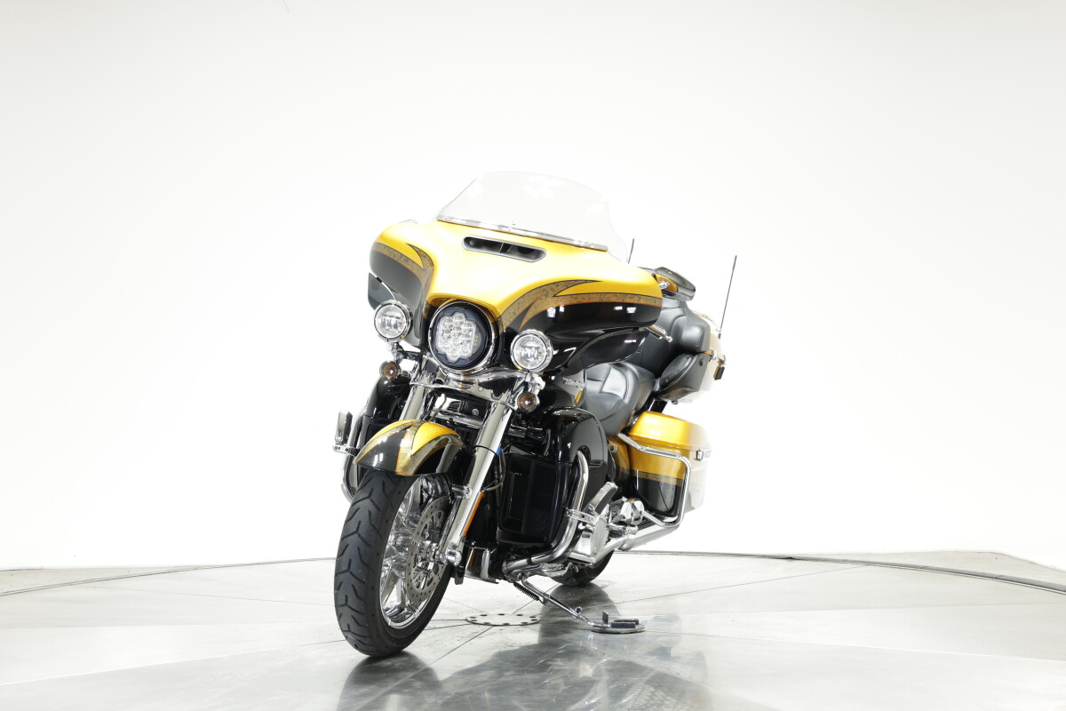 2015 Harley-Davidson FLHTKSE CVO Ultra Limited in Gold Rush and Carbon Dust with 10,502 miles - Photo 8