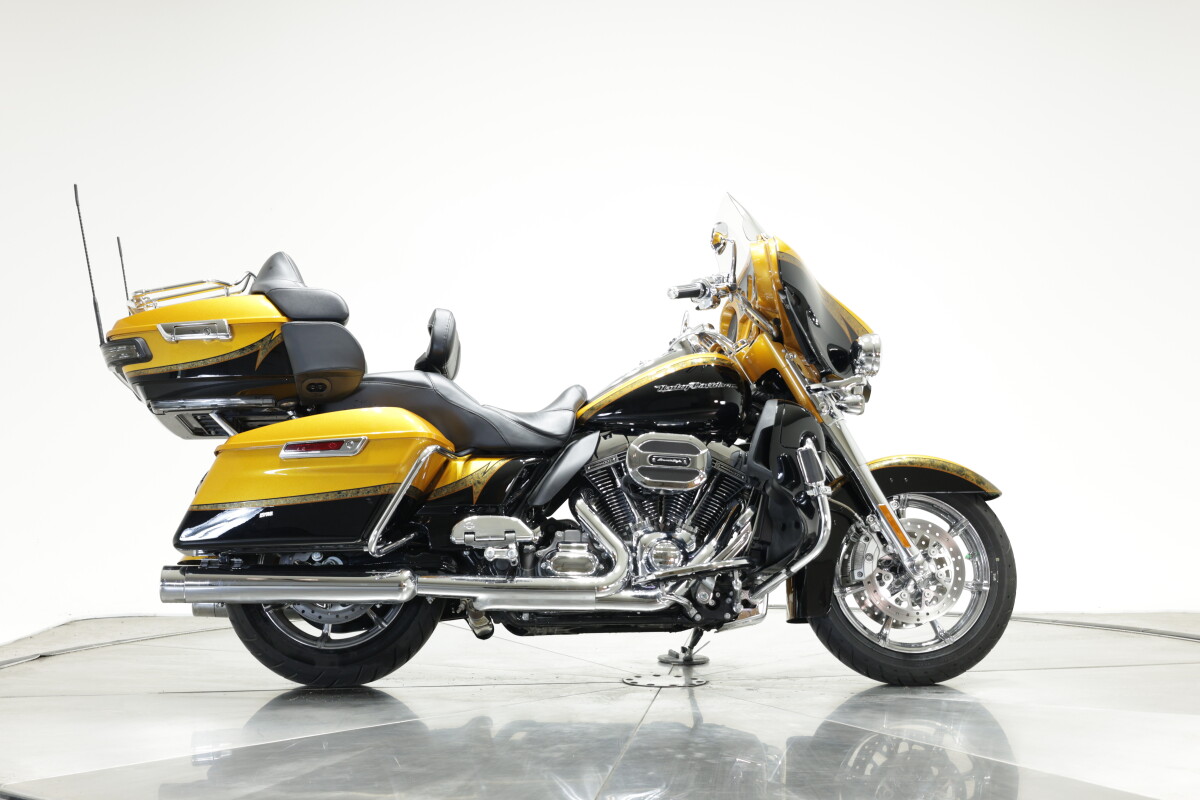 2015 Harley-Davidson FLHTKSE CVO Ultra Limited in Gold Rush and Carbon Dust with 10,502 miles