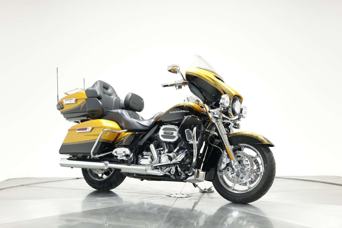 2015 Harley-Davidson FLHTKSE CVO Ultra Limited in Gold Rush and Carbon Dust with 10,502 miles - Photo 4