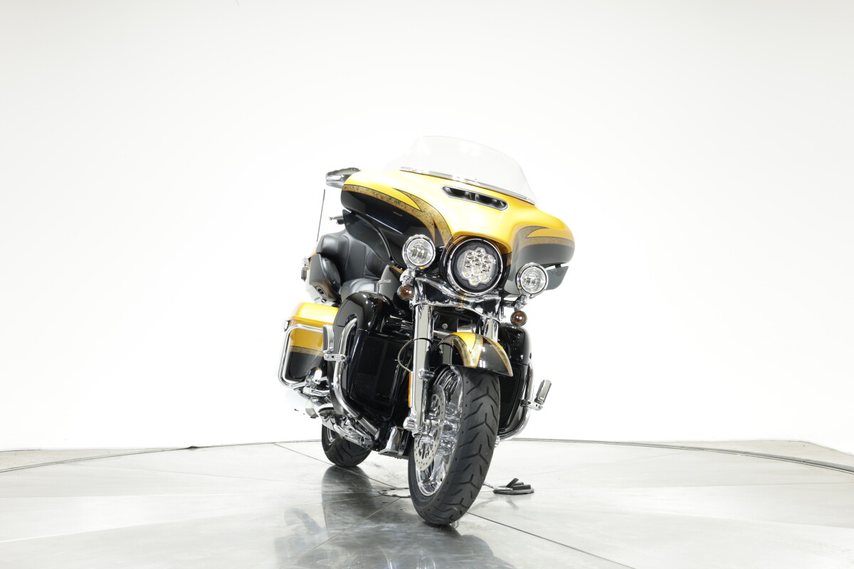 2015 Harley-Davidson FLHTKSE CVO Ultra Limited in Gold Rush and Carbon Dust with 10,502 miles - Photo 6