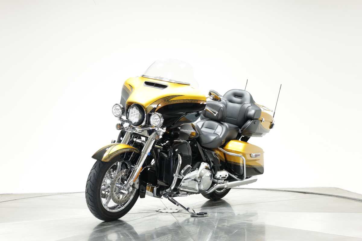 2015 Harley-Davidson FLHTKSE CVO Ultra Limited in Gold Rush and Carbon Dust with 10,502 miles - Photo 9