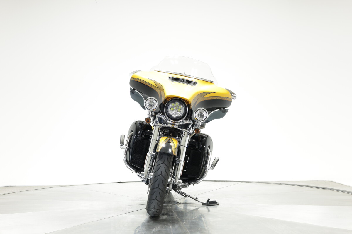 2015 Harley-Davidson FLHTKSE CVO Ultra Limited in Gold Rush and Carbon Dust with 10,502 miles - Photo 7