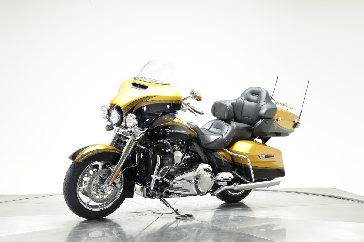 2015 Harley-Davidson FLHTKSE CVO Ultra Limited in Gold Rush and Carbon Dust with 10,502 miles - Photo 10