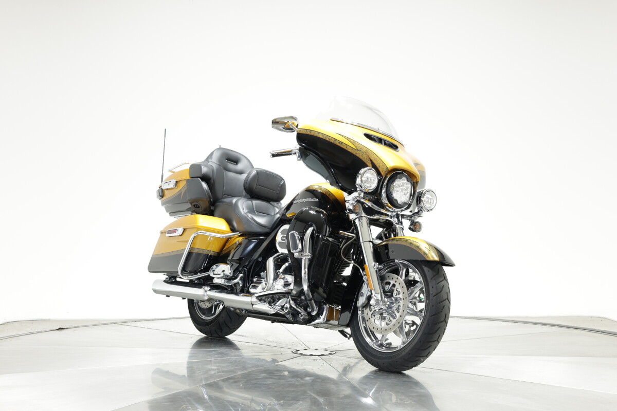 2015 Harley-Davidson FLHTKSE CVO Ultra Limited in Gold Rush and Carbon Dust with 10,502 miles - Photo 5