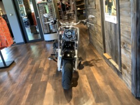 Harley-Davidson® Fat Boy® 2025 FLFB S25-25 Vivid Black thumb 3