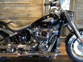 Harley-Davidson® Fat Boy® 2025 FLFB S25-25 Vivid Black thumb 2