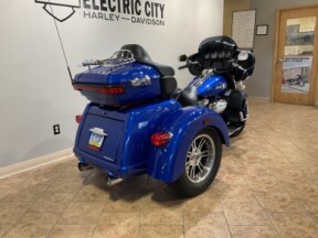 2024 Harley-Davidson® Tri Glide® Ultra Blue Burst FLHTCUTG thumb 1