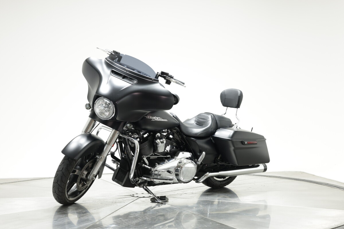 2017 HARLEY-DAVIDSON FLHXS STREET GLIDE SPECIAL in Black Denim with 9131 miles - Photo 9