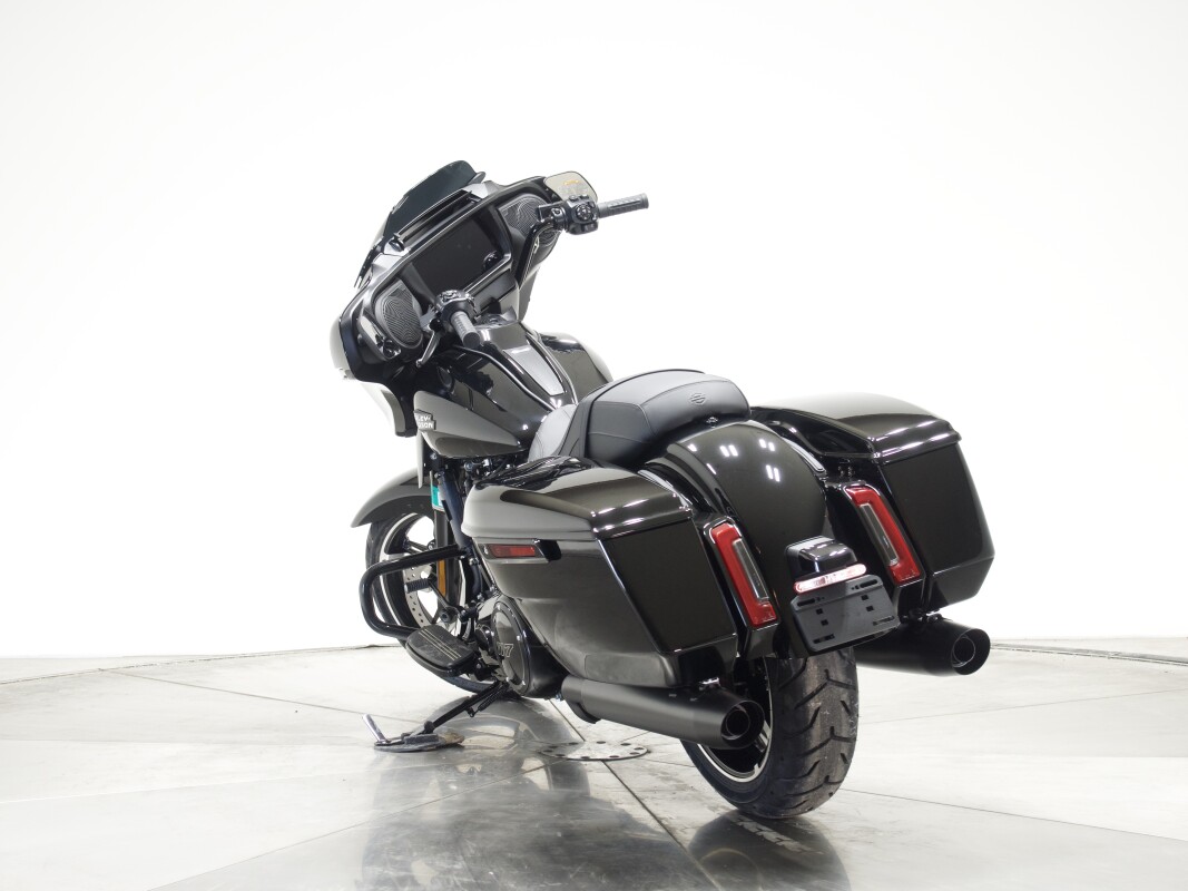 2025 Harley-Davidson FLHX Street Glide in Vivid Black with 10 miles - Photo 10