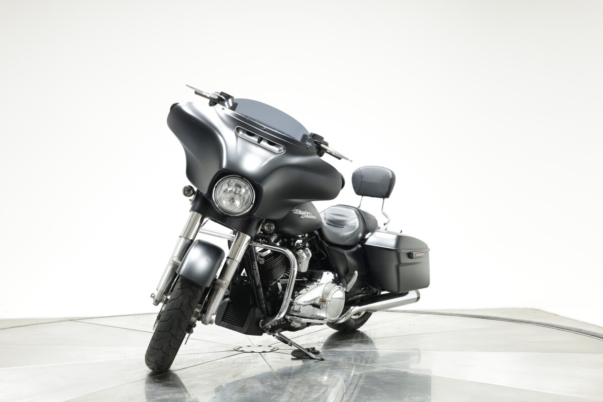 2017 HARLEY-DAVIDSON FLHXS STREET GLIDE SPECIAL in Black Denim with 9131 miles - Photo 8