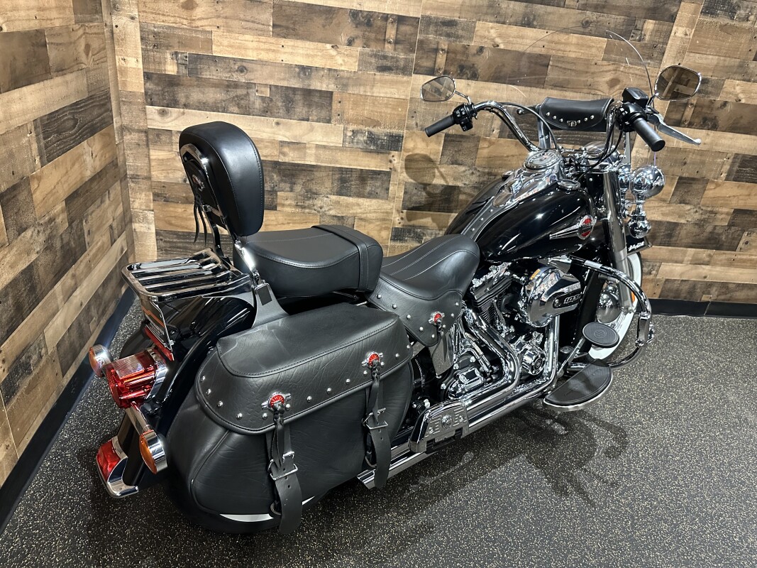 2016 Harley-Davidson Heritage Softail Classic Vivid Black FLSTC - Photo 2