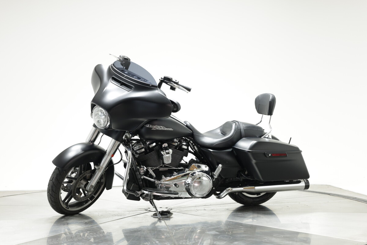 2017 HARLEY-DAVIDSON FLHXS STREET GLIDE SPECIAL in Black Denim with 9131 miles - Photo 10