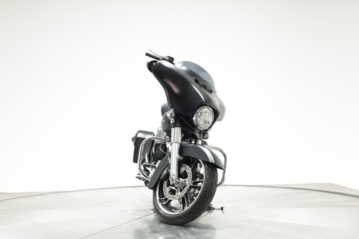 2017 HARLEY-DAVIDSON FLHXS STREET GLIDE SPECIAL in Black Denim with 9131 miles - Photo 6