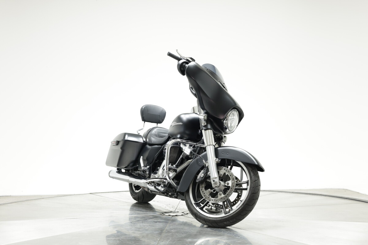 2017 HARLEY-DAVIDSON FLHXS STREET GLIDE SPECIAL in Black Denim with 9131 miles - Photo 5