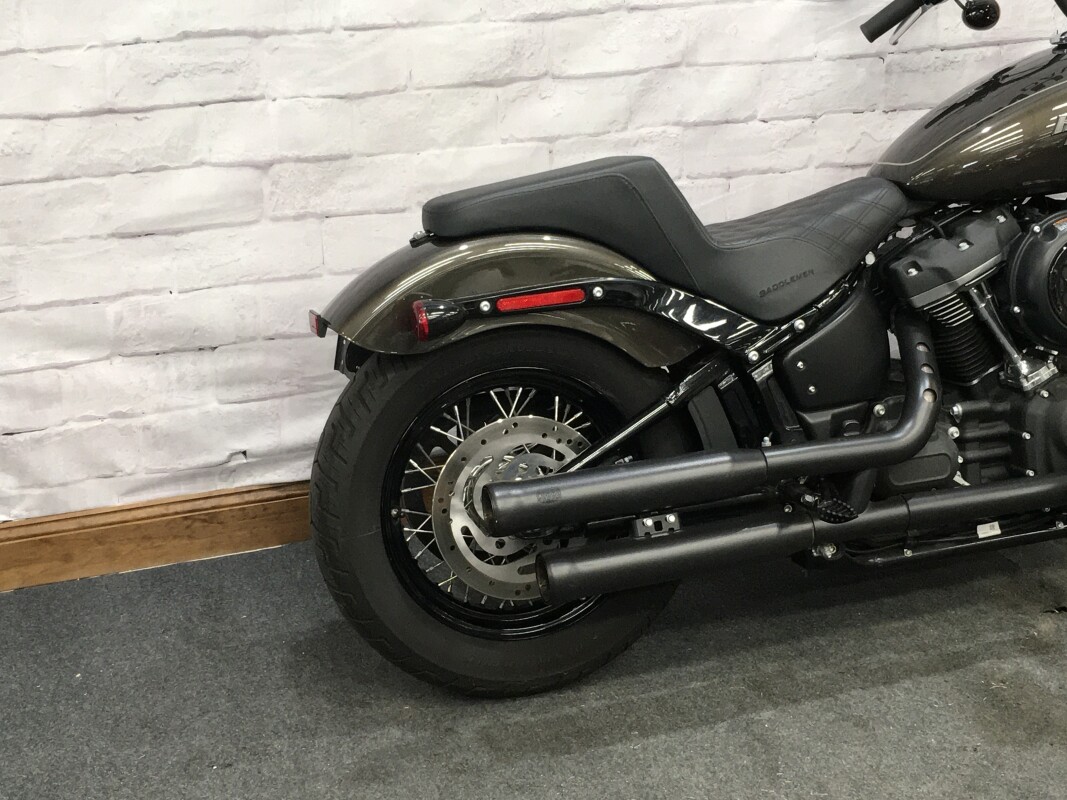 2020 Harley-Davidson Street Bob River Rock Gray FXBB - Photo 2