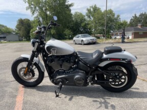 2021 Harley-Davidson® Street Bob® 114 Stone Washed White Pearl thumb 1