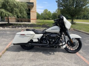 2018 Harley-Davidson® Street Glide® Special Bonneville Salt Denim thumb 3