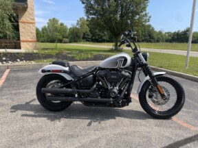 2021 Harley-Davidson® Street Bob® 114 Stone Washed White Pearl thumb 3
