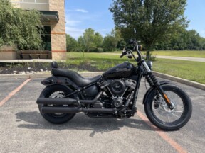 2018 Harley-Davidson® Street Bob® Vivid Black thumb 3