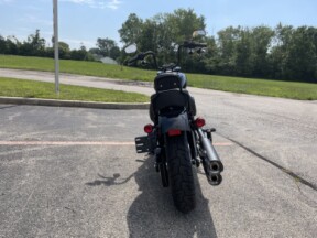 2018 Harley-Davidson® Street Bob® Vivid Black thumb 2