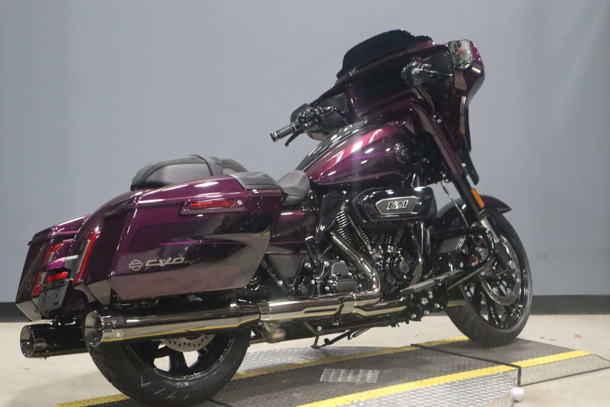 2025 Harley-Davidson® CVO™ Street Glide™ FLHXSE, photo 3