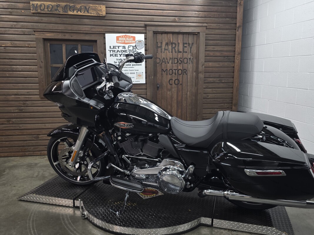 2025 Harley-Davidson Road Glide VIVID BLACK/CHROME TRIM - Photo 4