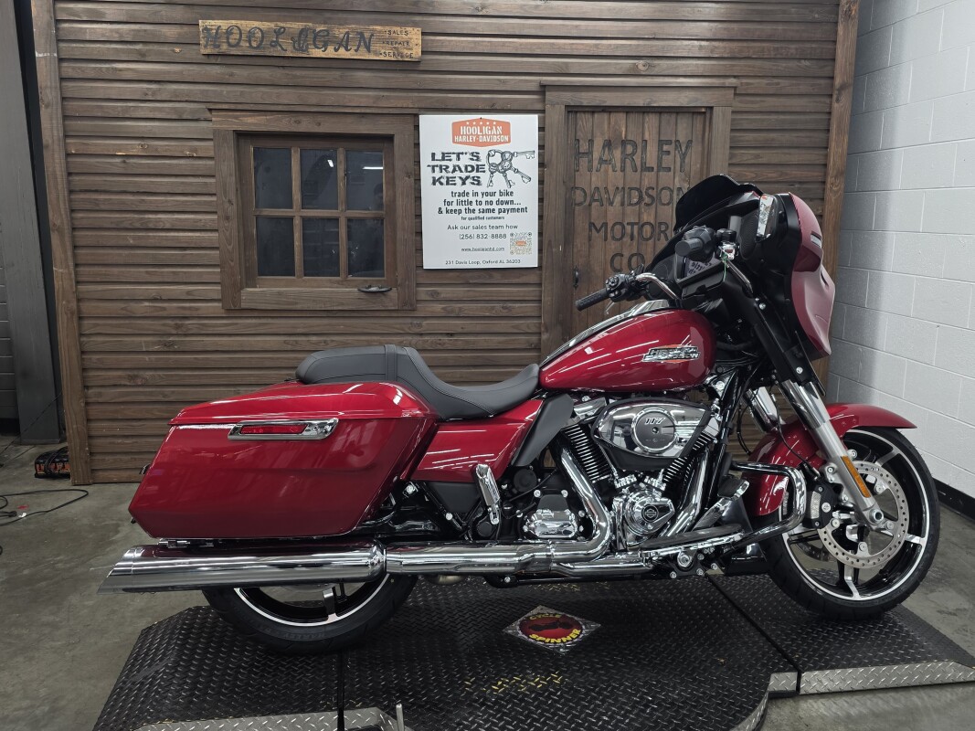 2025 Harley-Davidson Street Glide BRILLIANT RED/CHROME TRIM