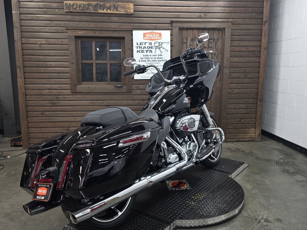 2025 Harley-Davidson Road Glide VIVID BLACK/CHROME TRIM - Photo 2