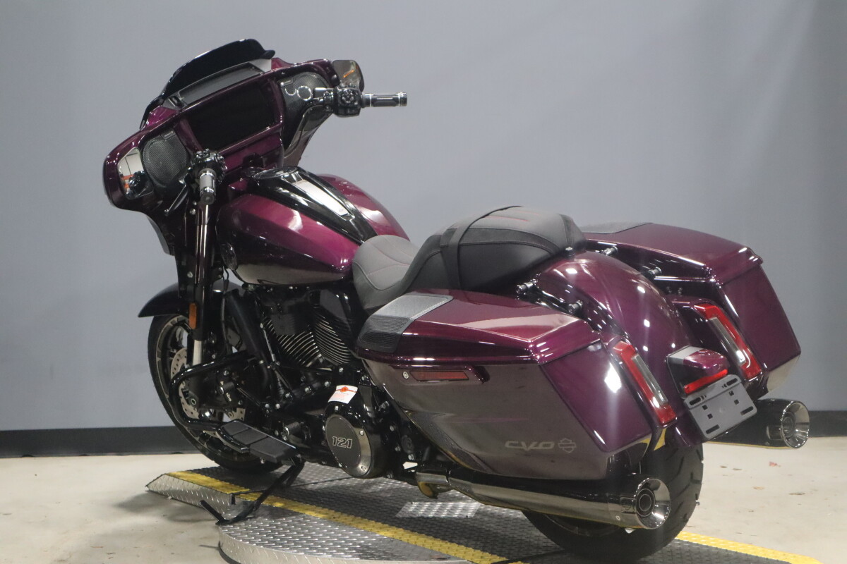 2025 Harley-Davidson® CVO™ Street Glide™ FLHXSE, photo 8