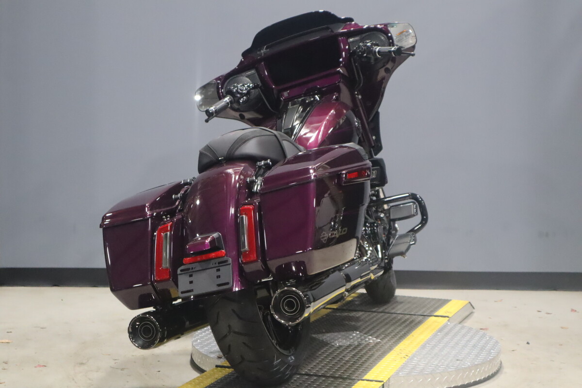 2025 Harley-Davidson® CVO™ Street Glide™ FLHXSE, photo 5