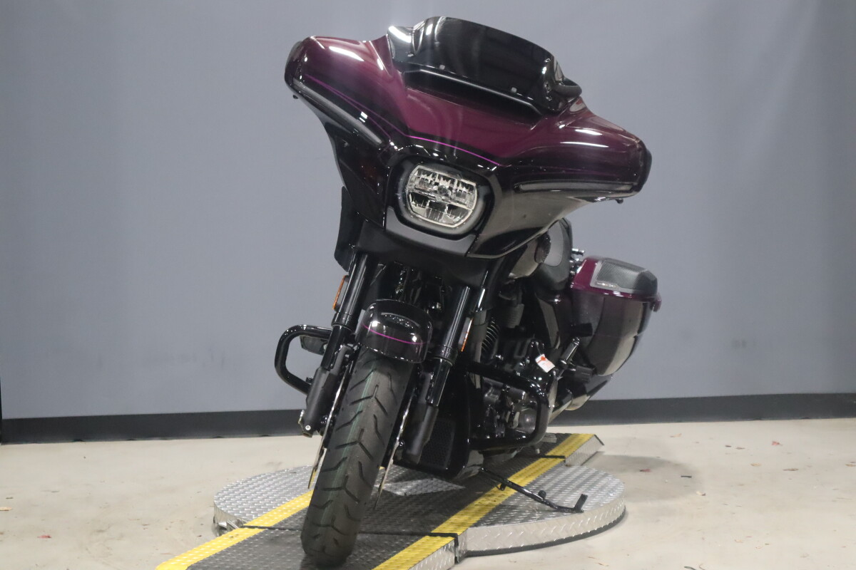 2025 Harley-Davidson® CVO™ Street Glide™ FLHXSE, photo 13